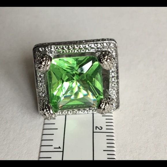 Large Elegant Fashion Peridot Green Colored Stone - Picture 7 of 8